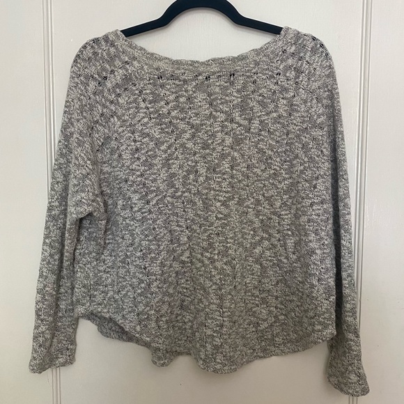 🤍 UO LIGHT SWEATER 🤍 - Picture 5 of 5